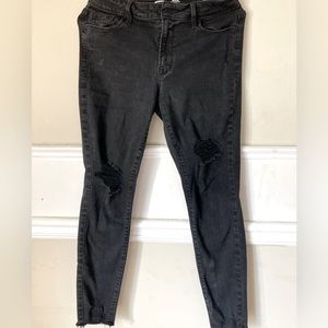 “OLD NAVY” ROCKSTAR
SUPER SKINNY Ankle Mid-Rise ( Black Distressed Jeans) Denim